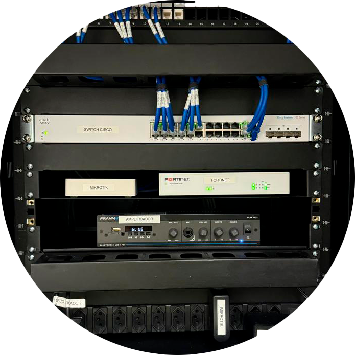 Infraestrutura de Redes de Computadores; Data Center; Organização de Racks; Piso Elevado; Certificação de Redes; Instalações de infraestrutura para acomodação de cabos; Instalações elétricas de baixa e média tensão; Cabeamento Estruturado e Fibra Óptica; Redes e Telecom; Projeto e implantação de redes de dados, voz e imagem; Projeto e implantação de redes sem fio WI-FI / WIRELLES; Telefonia Digital e Voz sobre IP Voip, Implantação e gerenciamento de servidores; Projeto de segurança lógica, firewall, Monitoramento de links externos, Wan, Gestão de ativos, Switches, Roteadores. Data Centers; Projeto e implantação cabeamento estruturado conforme a norma EIA/TIA 942; Projeto e implantação de sistema de cabeamento estruturado inteligente; Projeto e Instalação de Piso elevado uso de corredores quente e frio; Projeto e instalação de infraestrutura para acomodação de cabeamento; Projeto e Instalação de UPS e grupo gerador, Detecção e combate a incêndio; Controle de acesso e intrusão; Segurança eletrônica de alta definição; Sala cofre e blindagem arquitetônica. Infraestrutura de Redes de Computadores; Data Center; Organização de Racks; Piso Elevado; Certificação de Redes; Instalações de infraestrutura para acomodação de cabos; Instalações elétricas de baixa e média tensão; Cabeamento Estruturado e Fibra Óptica; Redes e Telecom; Projeto e implantação de redes de dados, voz e imagem; Projeto e implantação de redes sem fio WI-FI / WIRELLES; Telefonia Digital e Voz sobre IP Voip, Implantação e gerenciamento de servidores; Projeto de segurança lógica, firewall, Monitoramento de links externos, Wan, Gestão de ativos, Switches, Roteadores. Data Centers; Projeto e implantação cabeamento estruturado conforme a norma EIA/TIA 942; Projeto e implantação de sistema de cabeamento estruturado inteligente; Projeto e Instalação de Piso elevado uso de corredores quente e frio; Projeto e instalação de infraestrutura para acomodação de cabeamento; Projeto e Instalação de UPS e grupo gerador, Detecção e combate a incêndio; Controle de acesso e intrusão; Segurança eletrônica de alta definição; Sala cofre e blindagem arquitetônica.